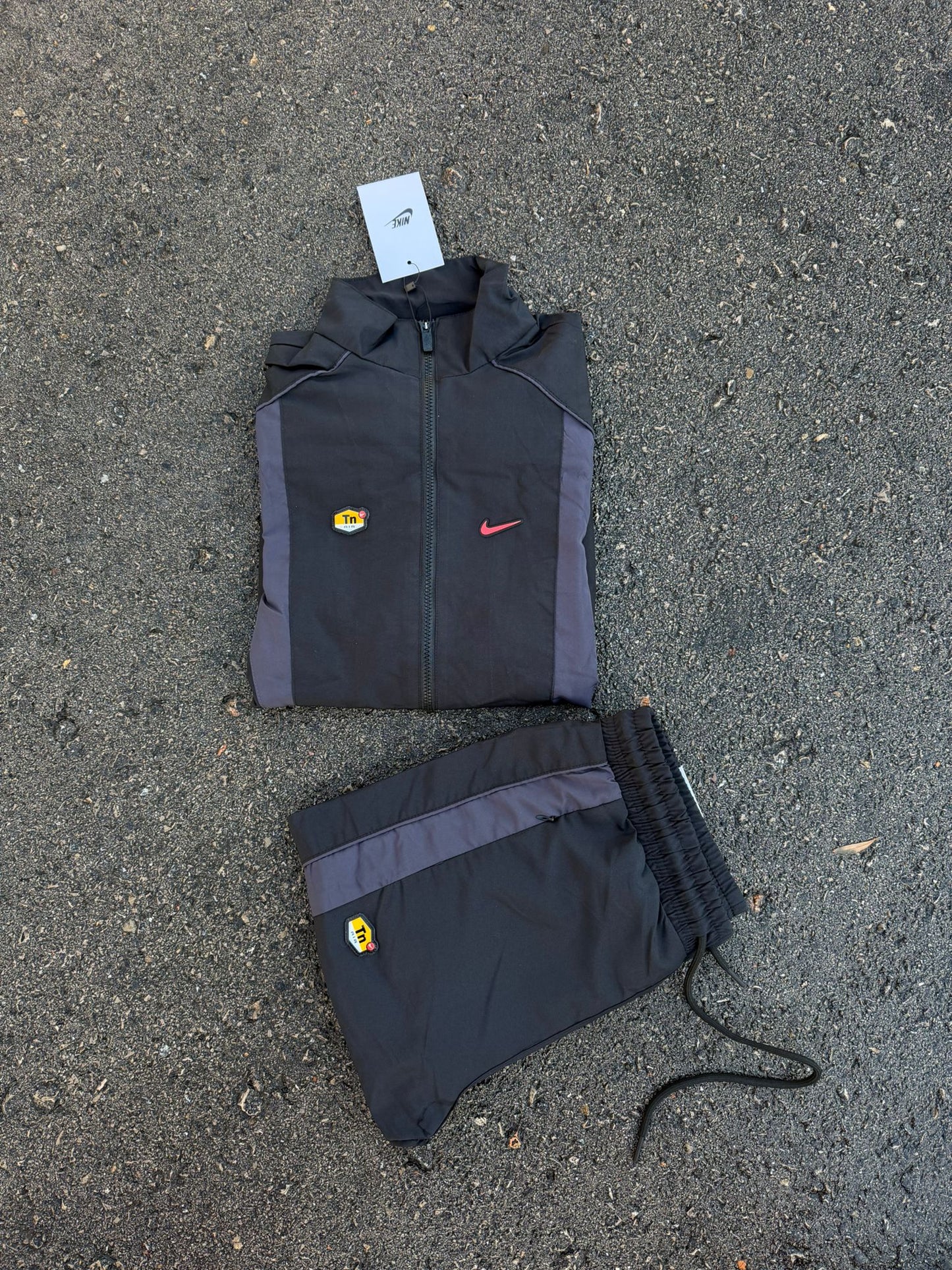 Chandal nike negro y gris logo rojo contorno negro