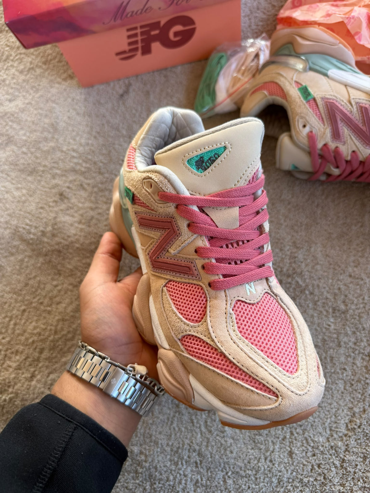 New Balance 9060 crema logo rosa detalles azules