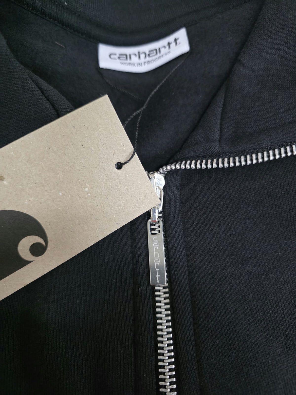 Sudadera Carhartt negra logo burdeos