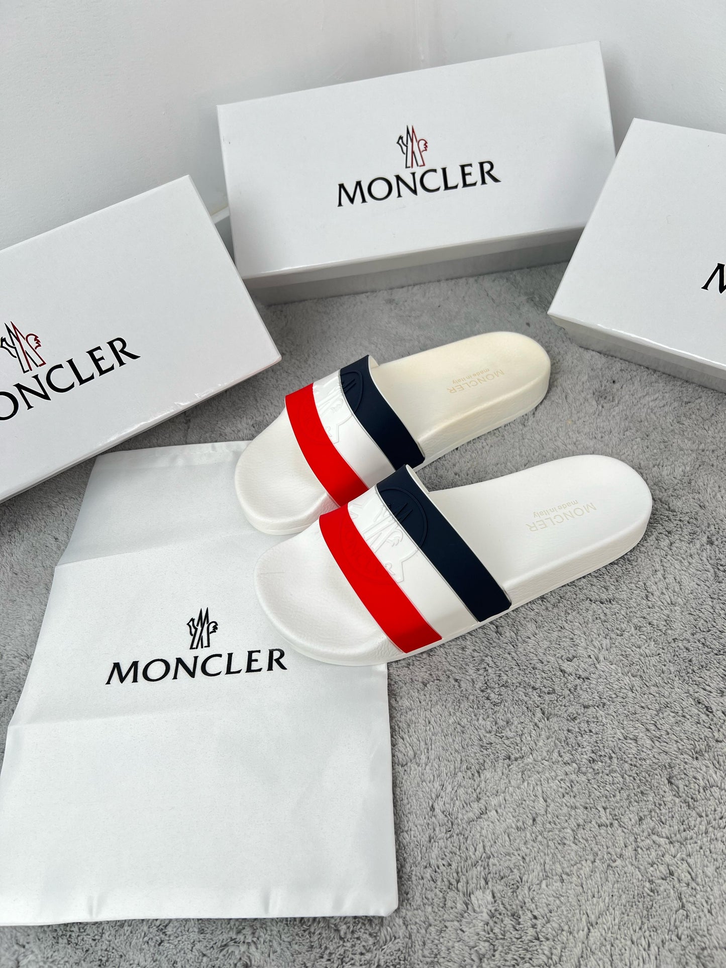 Chancla Moncler blanca logo tricolor