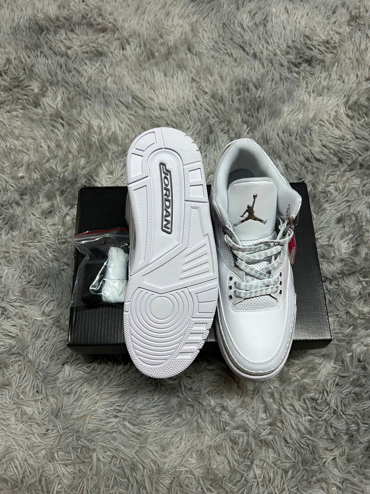 JORDAN 3 BLANCA LOGO NEGRO