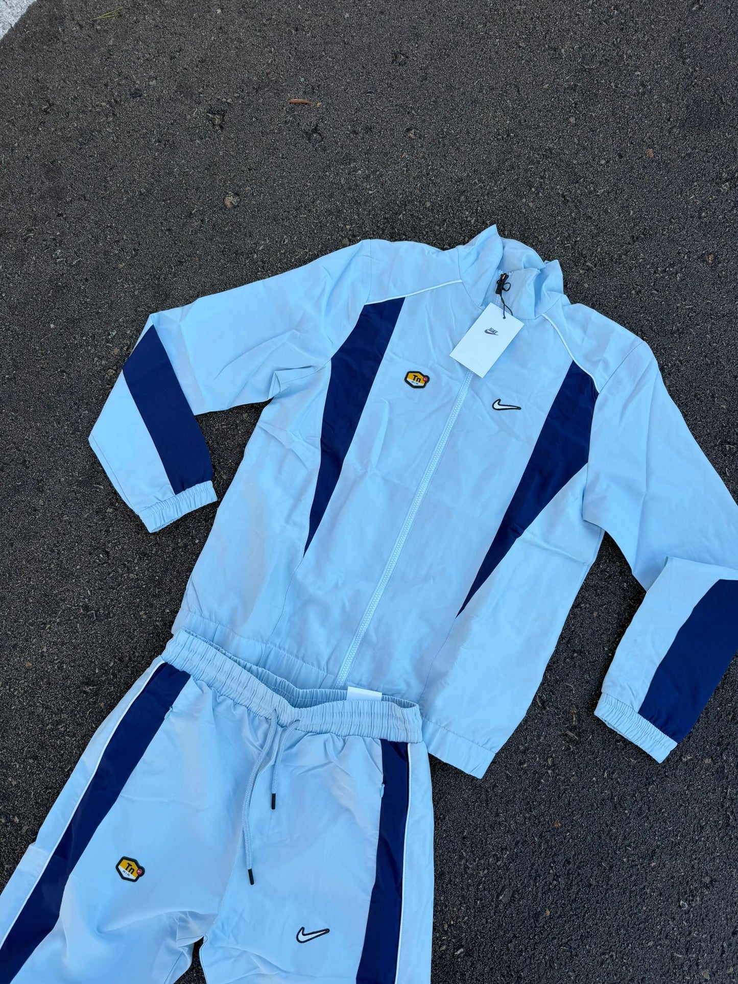 Chandal nike blanco y azul logo blanco contorno negro