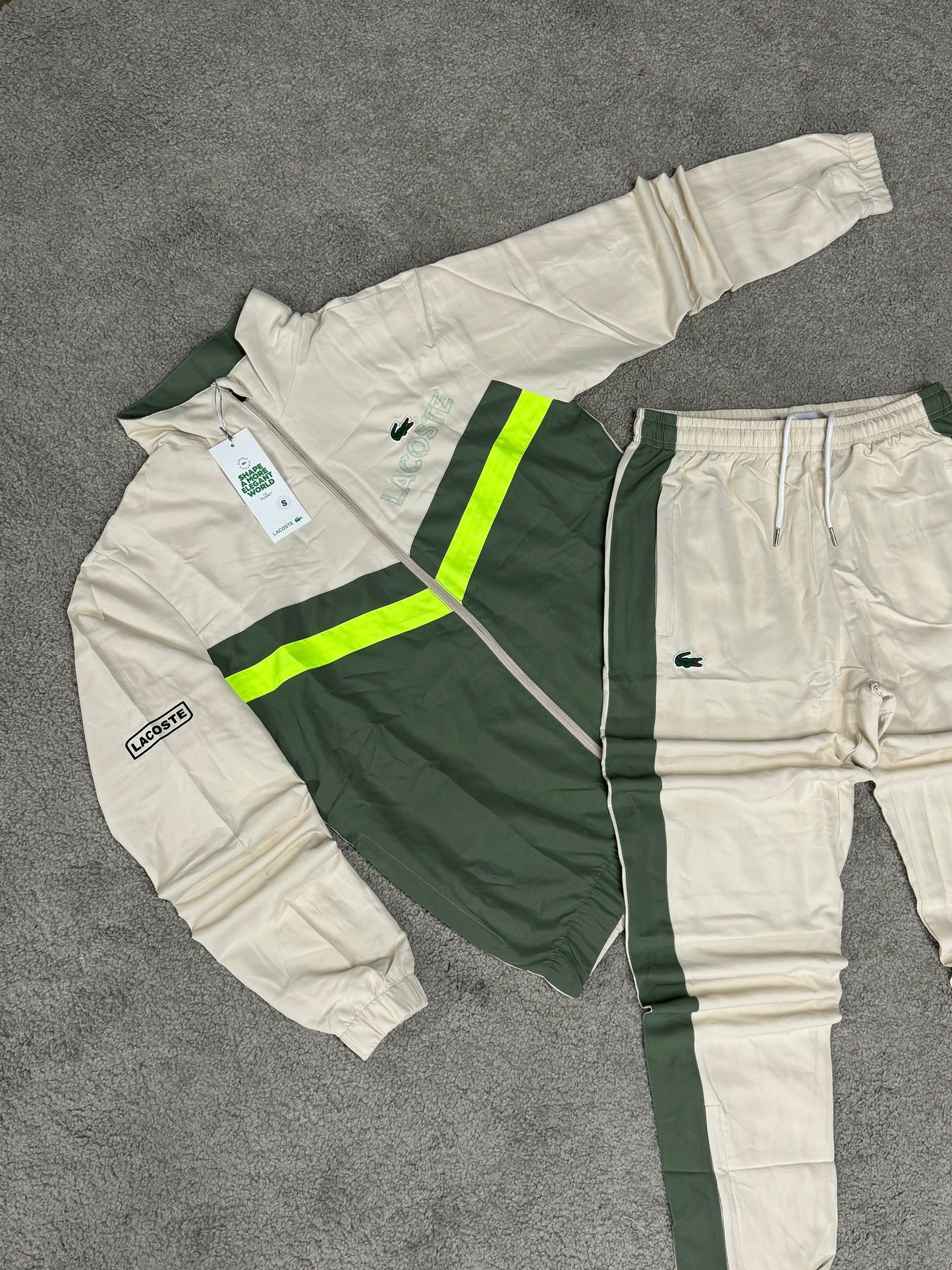 Chándal Lacoste beige y verde logo verde