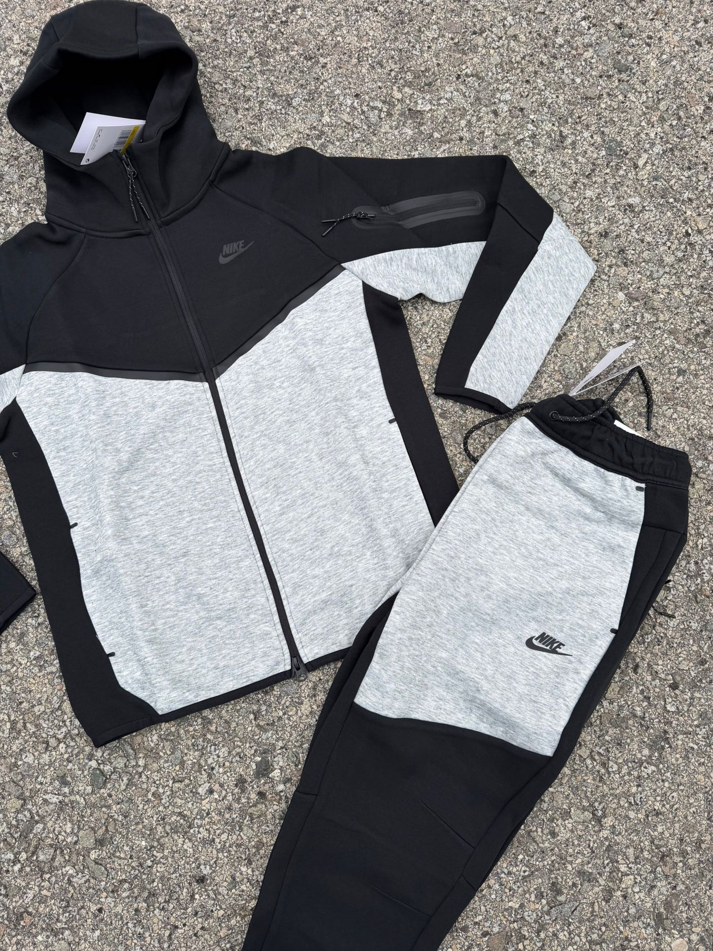 Nike tech negro y blanco logo negro