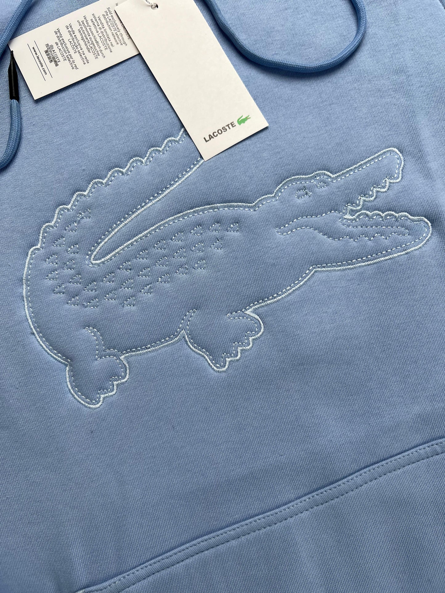 Chandal Lacoste azul logo en grande en medio contorno blanco