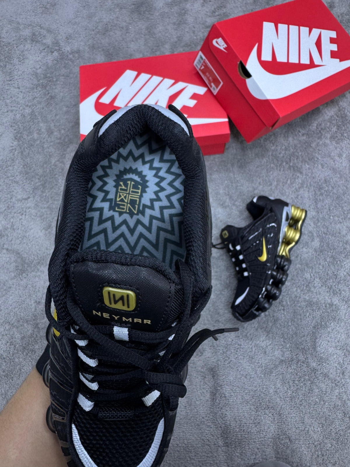 Shox negras logo dorado detalles plateados