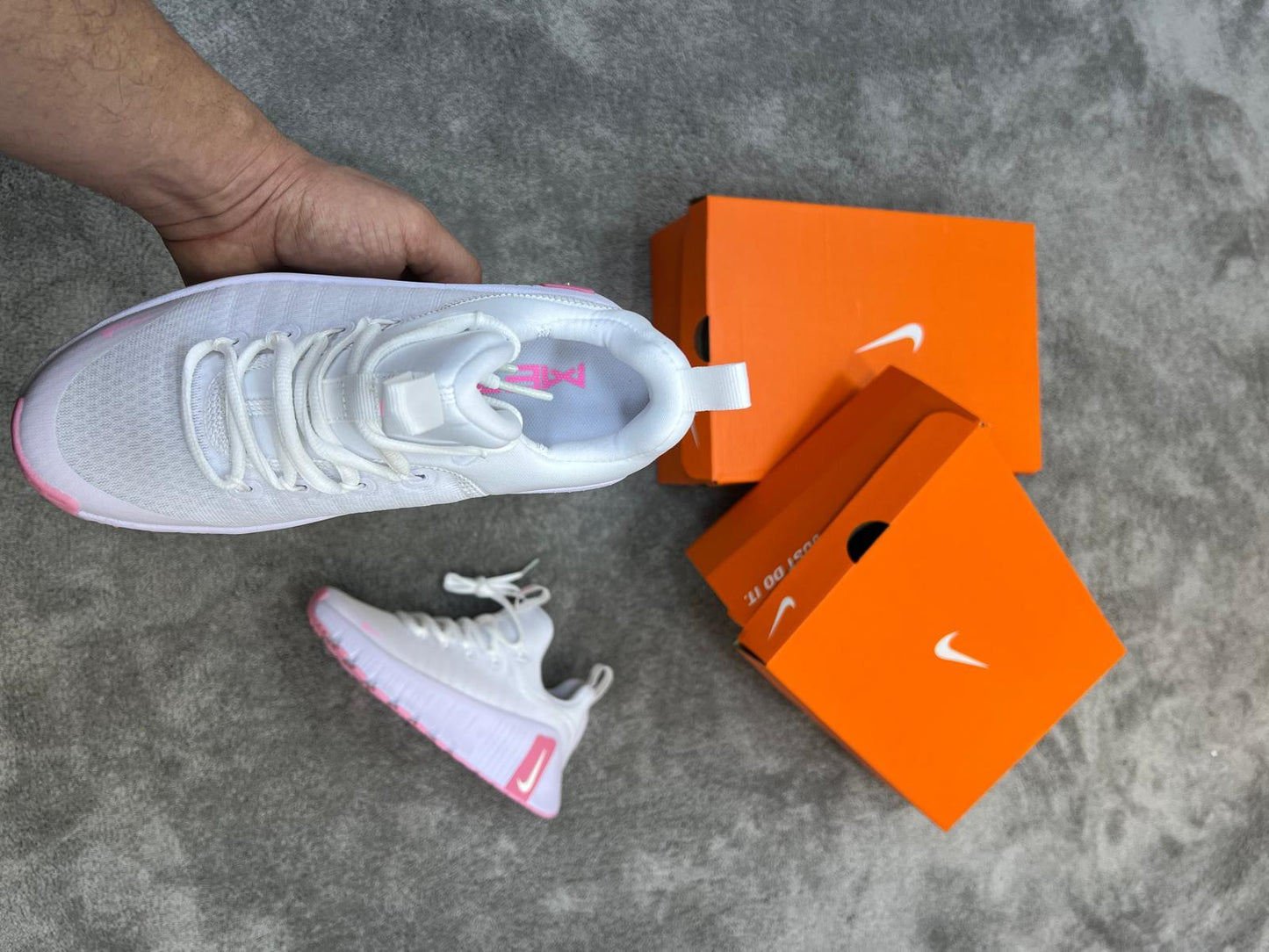 Nike Free Metcon blancas logo rosa