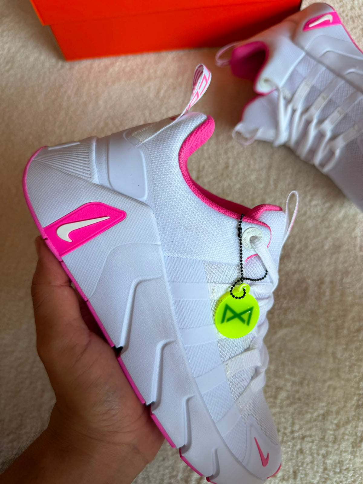 Nike Free Metcon 7 blancas logo rosa