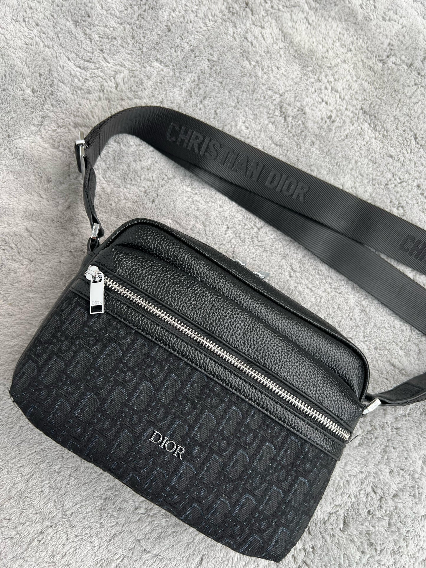 BANDOLERA DIOR negra logo plateado