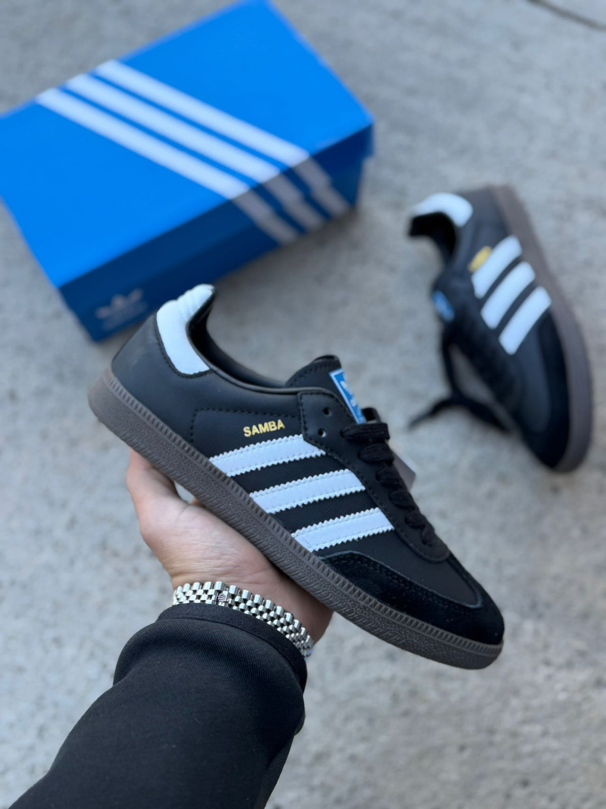 Adidas samba negra logo dorado lineas blancas