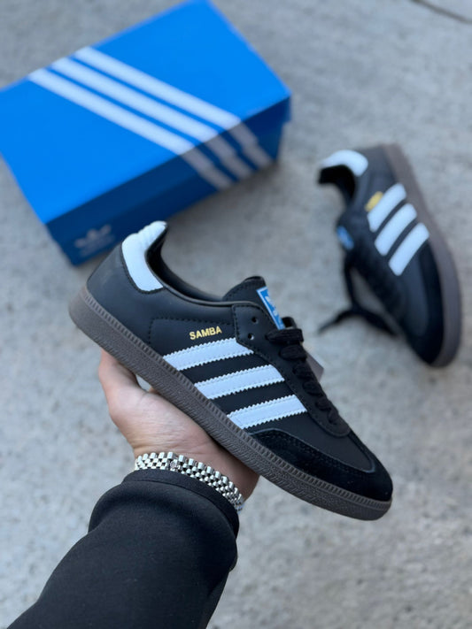 Adidas samba negra logo dorado lineas blancas