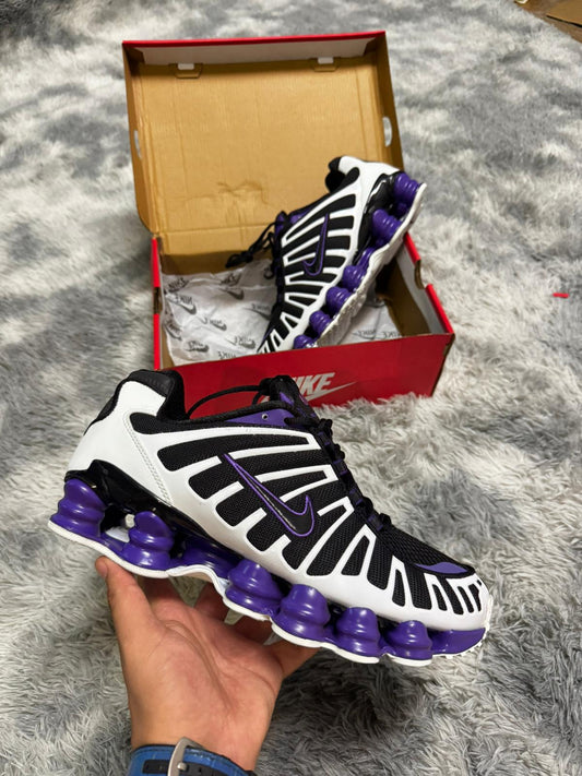 Shox negras y blancas logo negro contorno morado