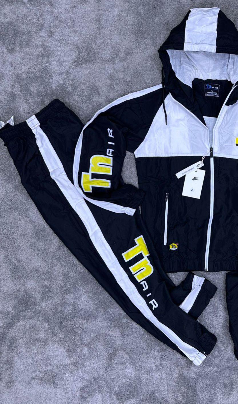 Chandal Nike tn negro y blanco logo amarillo