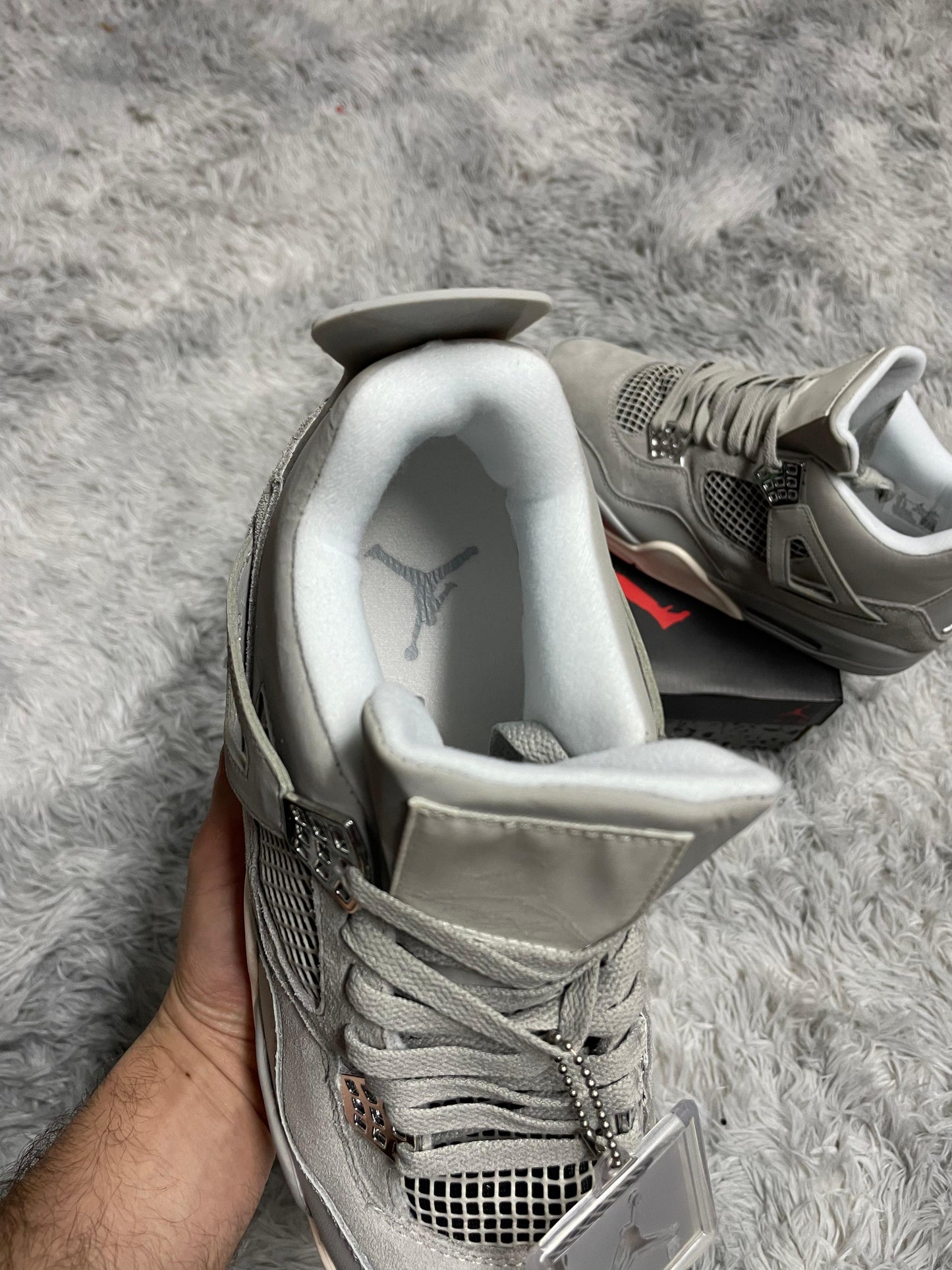 JORDAN 4 GRIS detalles blancos y plateados