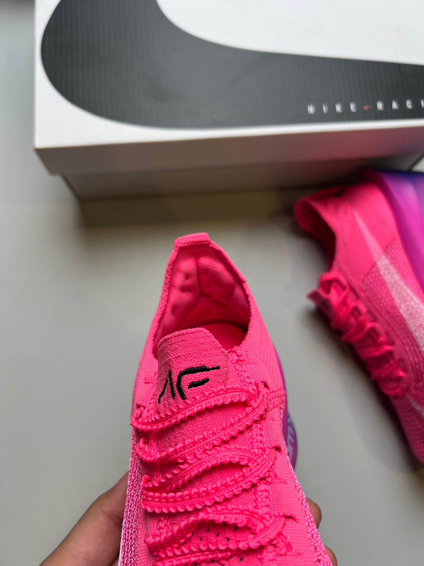 NIKE AIR ZOOM ALPHAFLY NEXT % rosas logo blanco detalles azules y rosas