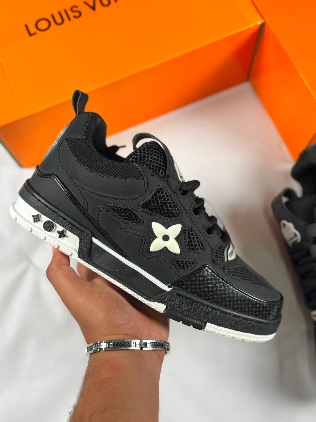 LV skate negras logo blanco