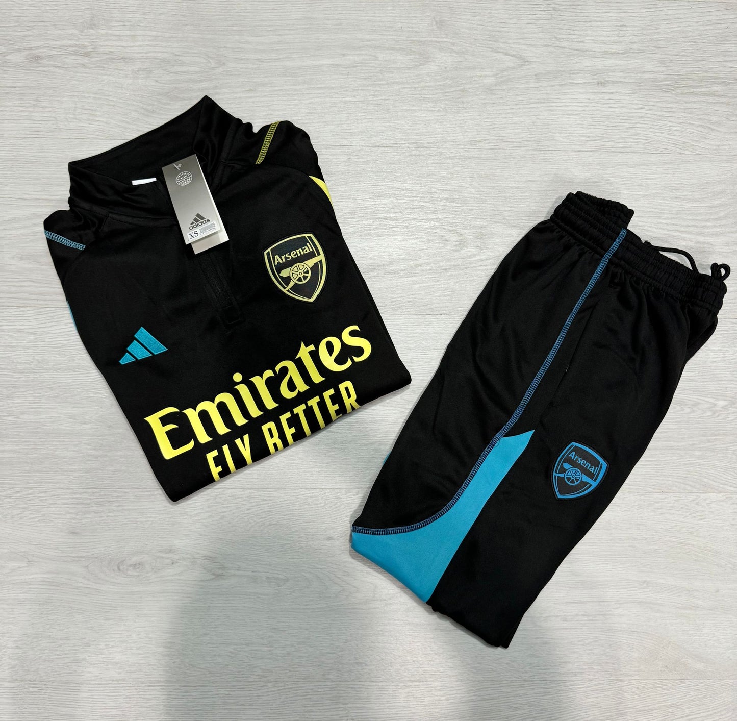 Chandal Arsenal negro logo amarillo