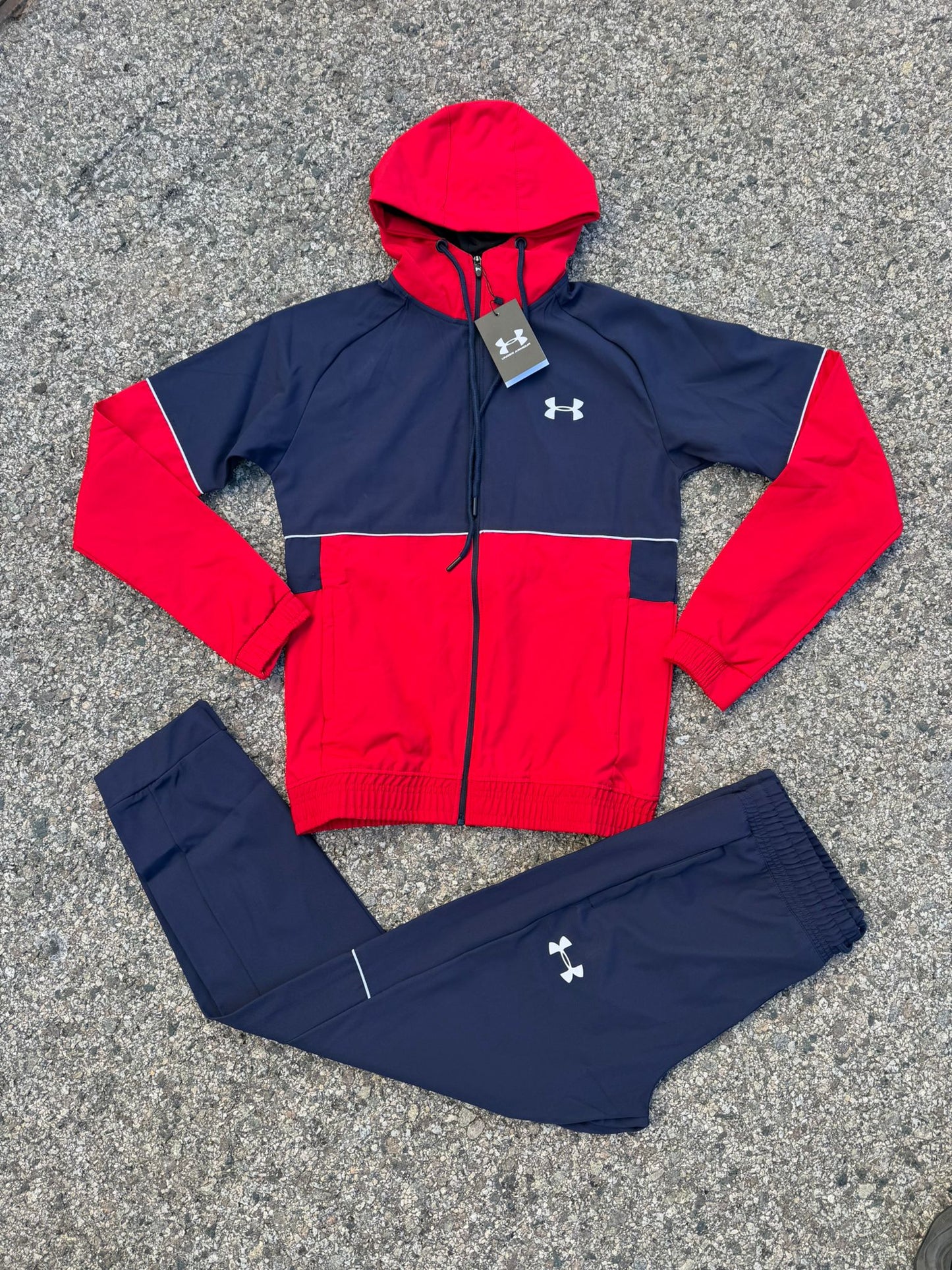 Chandal Under Armour rojo y azul logo blanco
