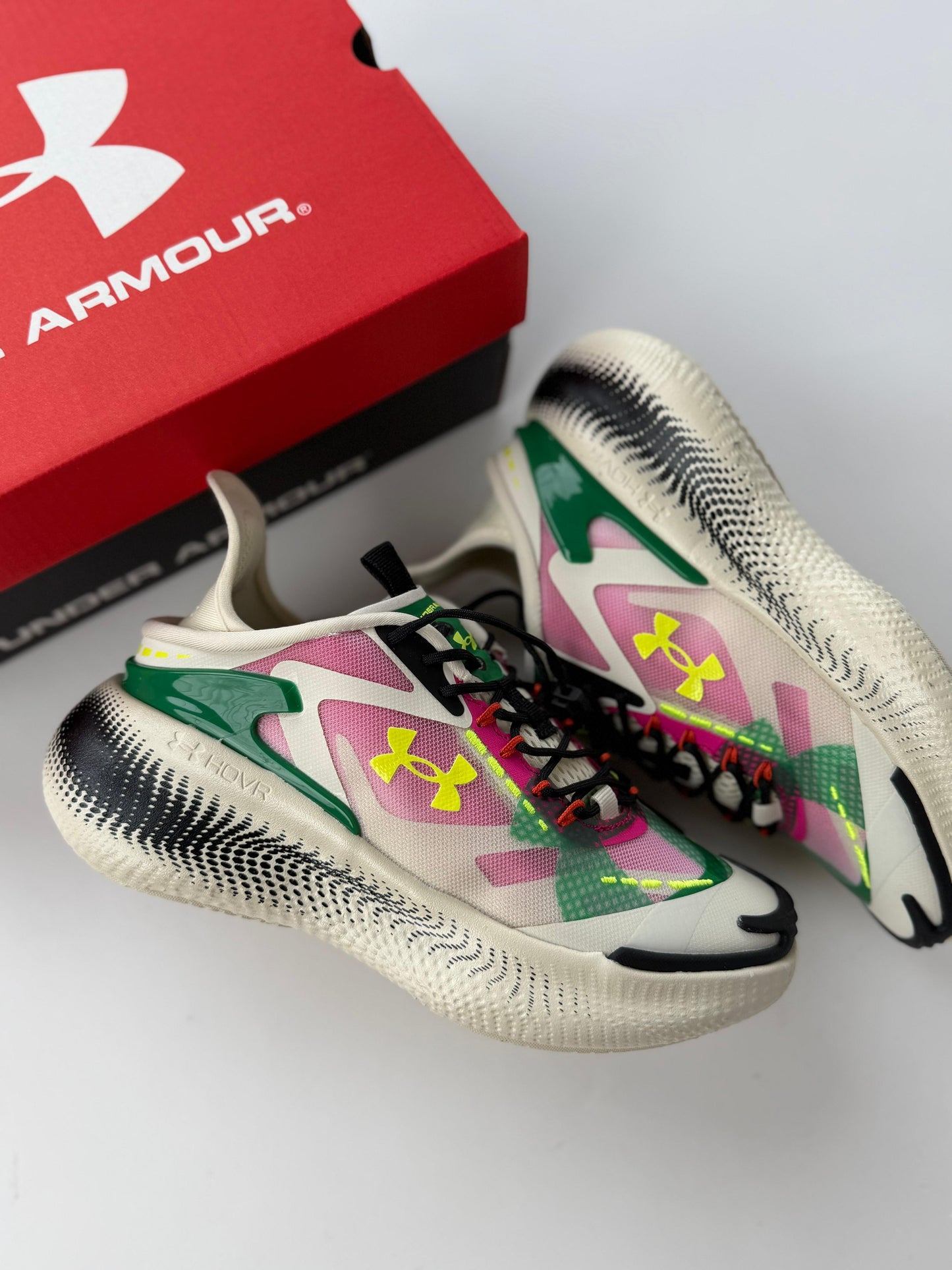 Under Armour Crema logo amarillo detalles verdes