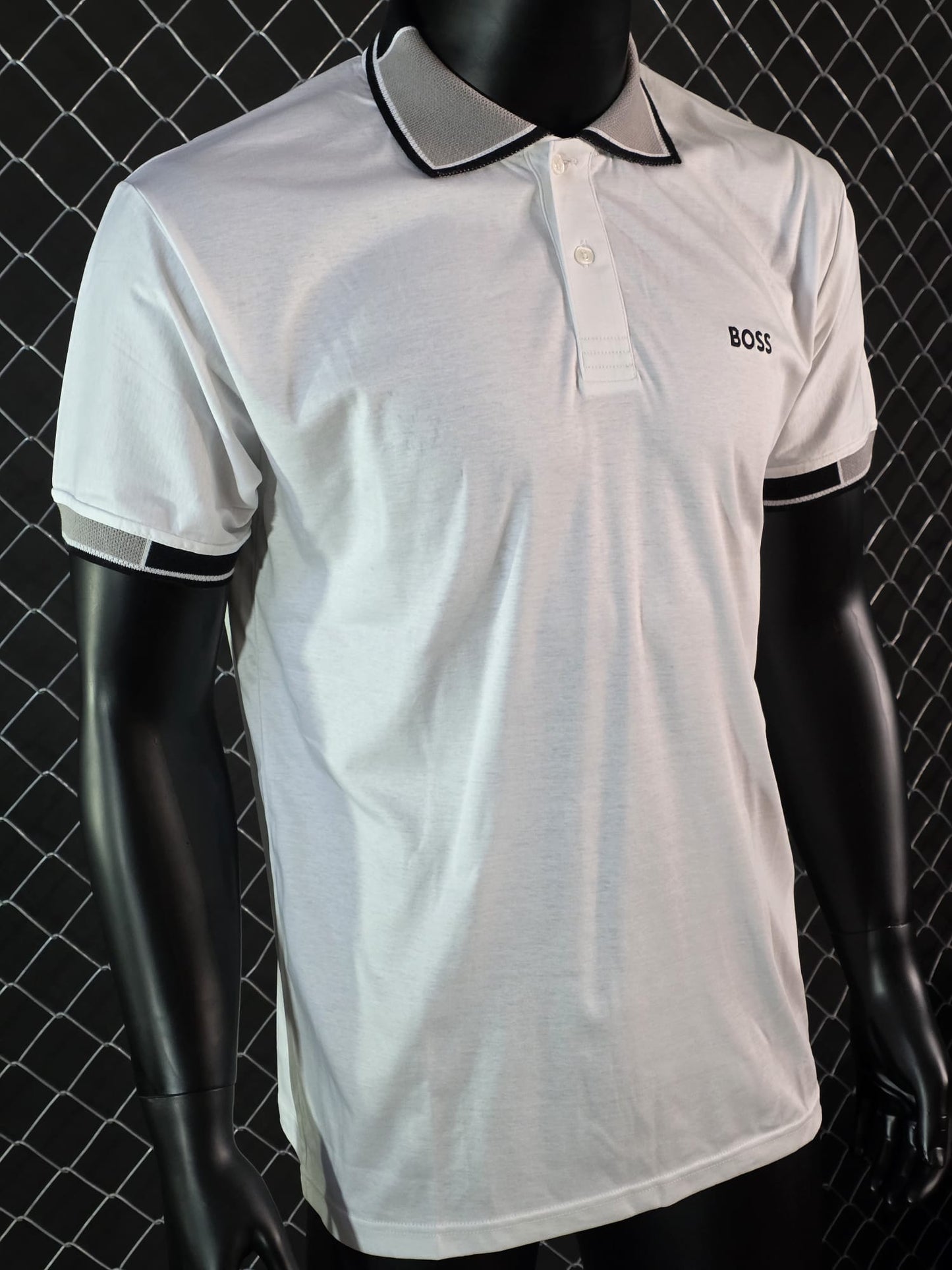 Polo Hugo Boss blanco detalles grises logo negro