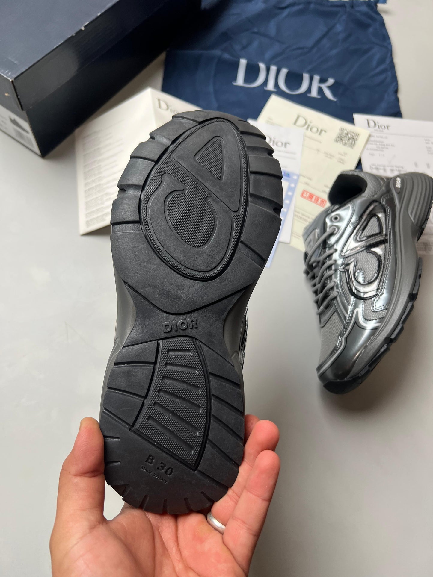 Dior B30 grises logo gris detalles negros