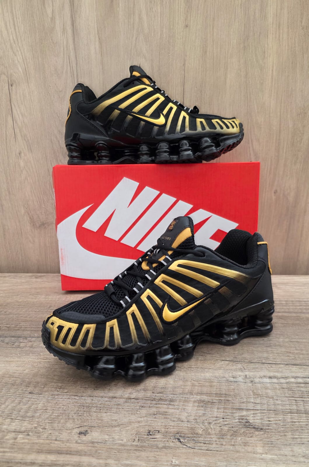 Shox negra dorada
