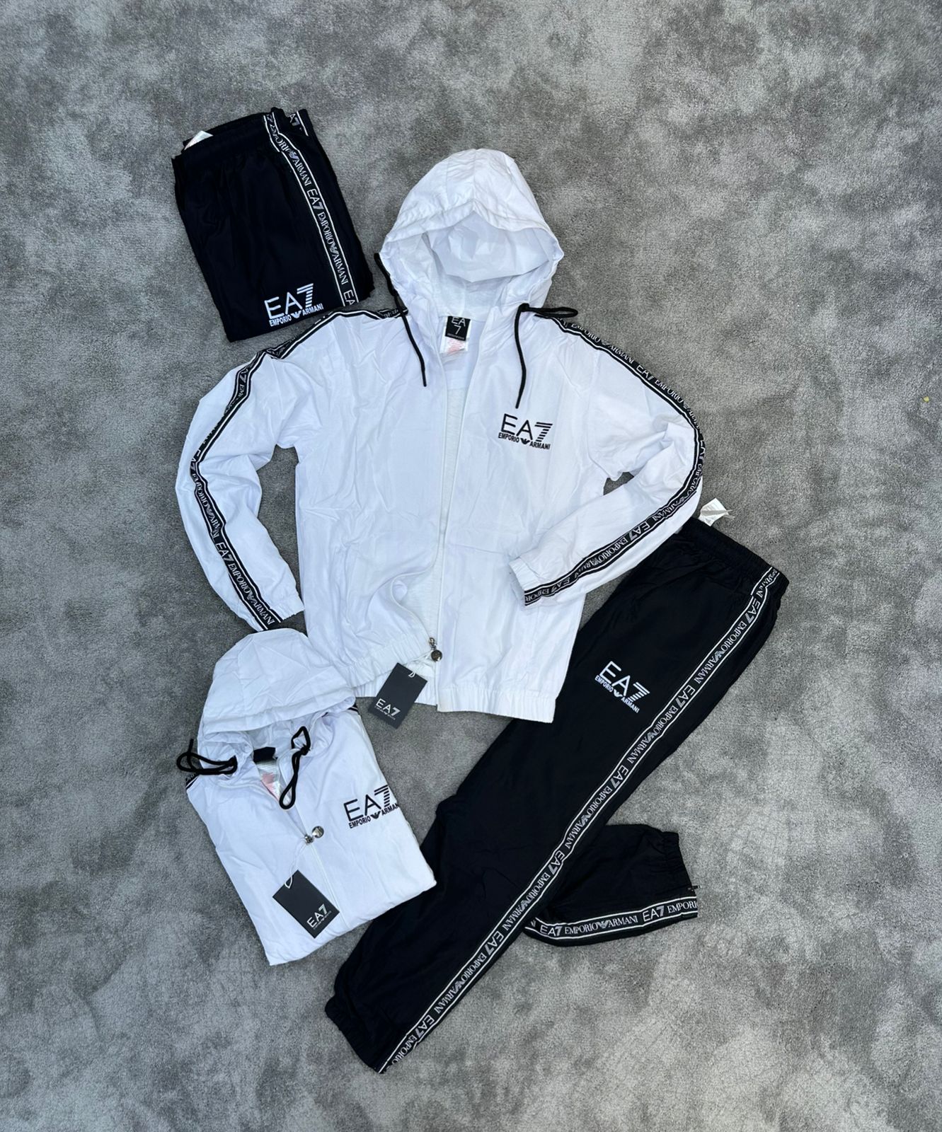 Chandal Armani blanco logo negro tiras laterales
