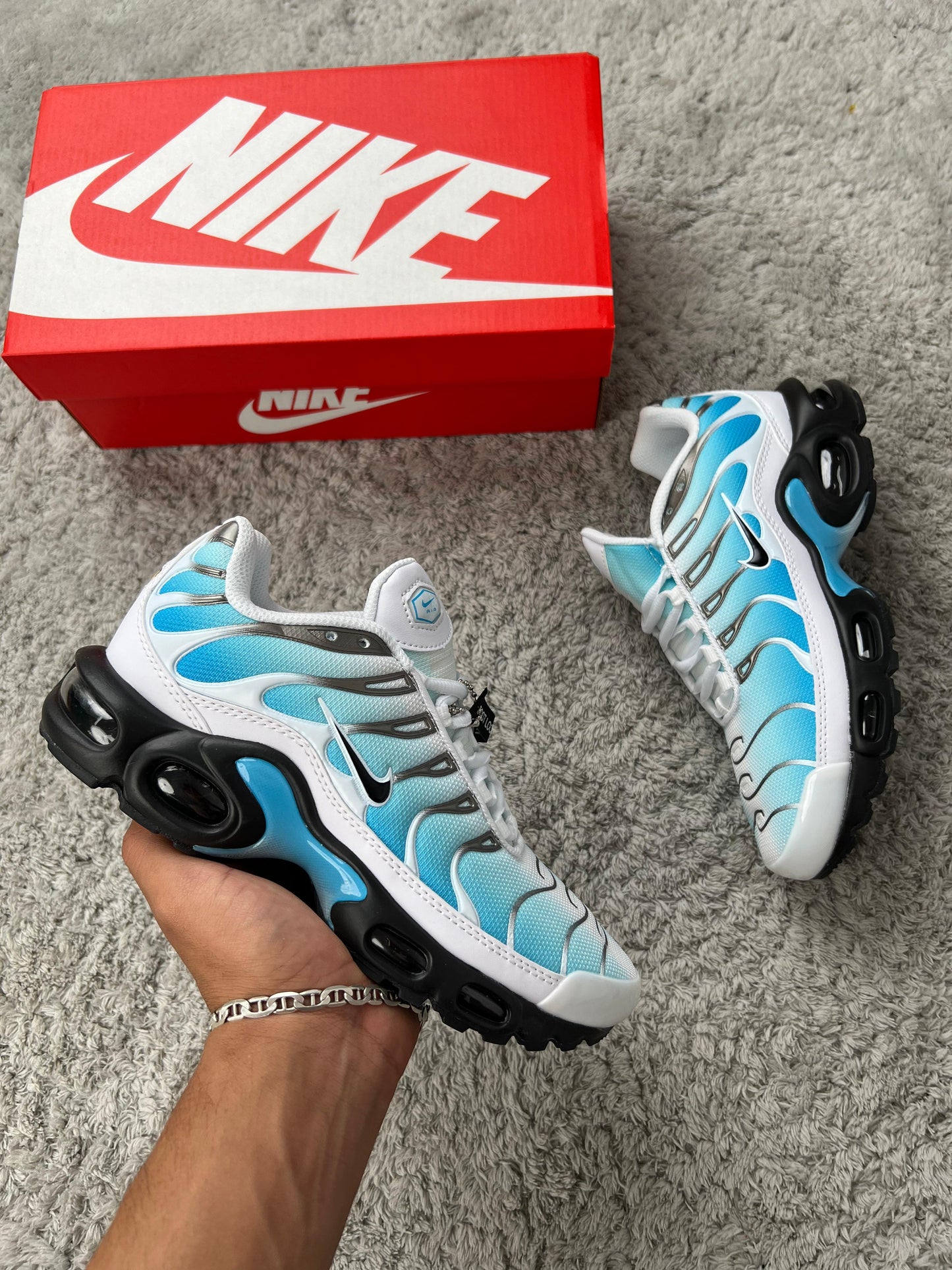 NIKE TN azul claro detalles negros y blancos logo negro contorno blanco