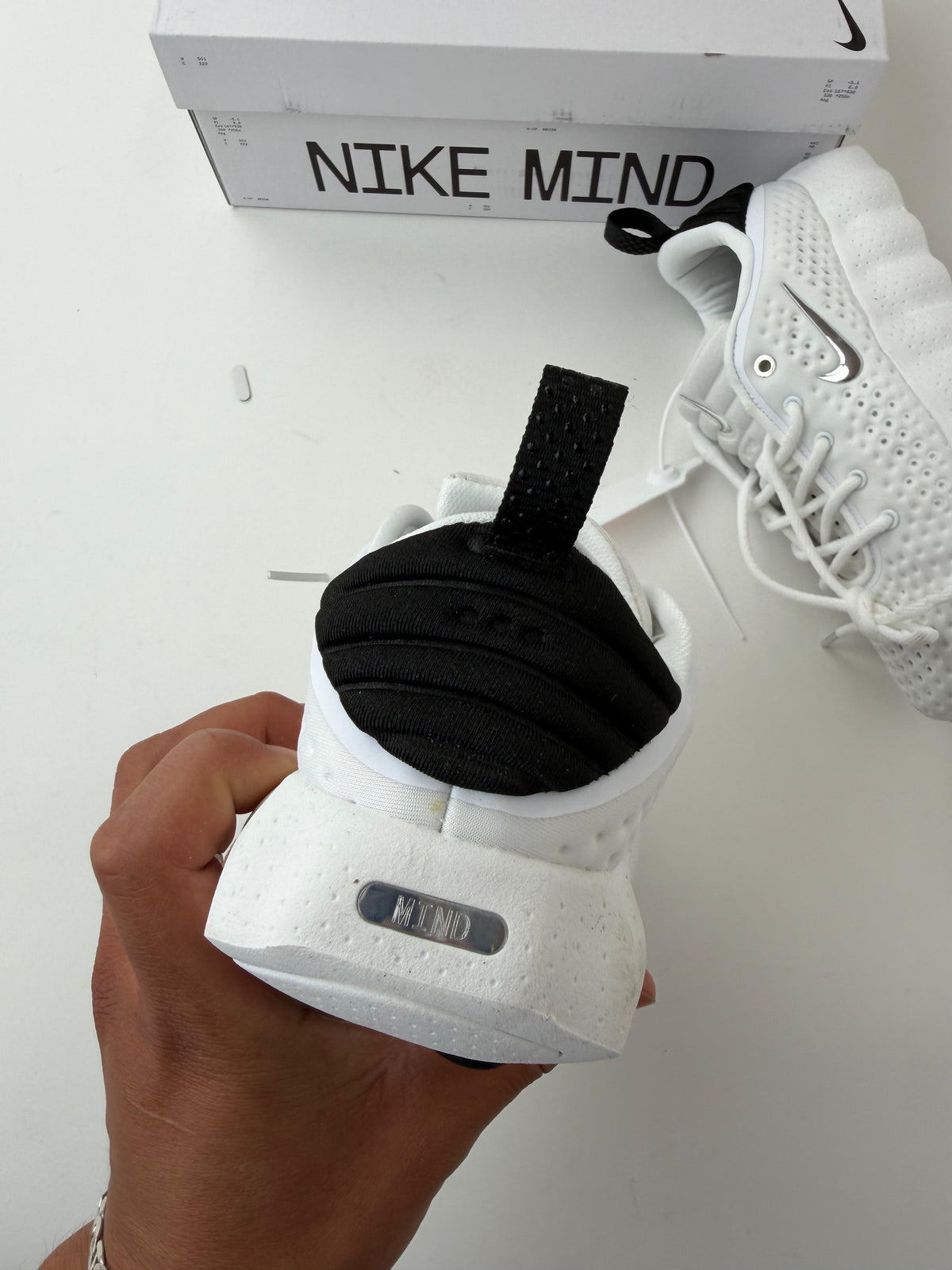 Zapatillas Nike mind blancas detalles negros logo plateado