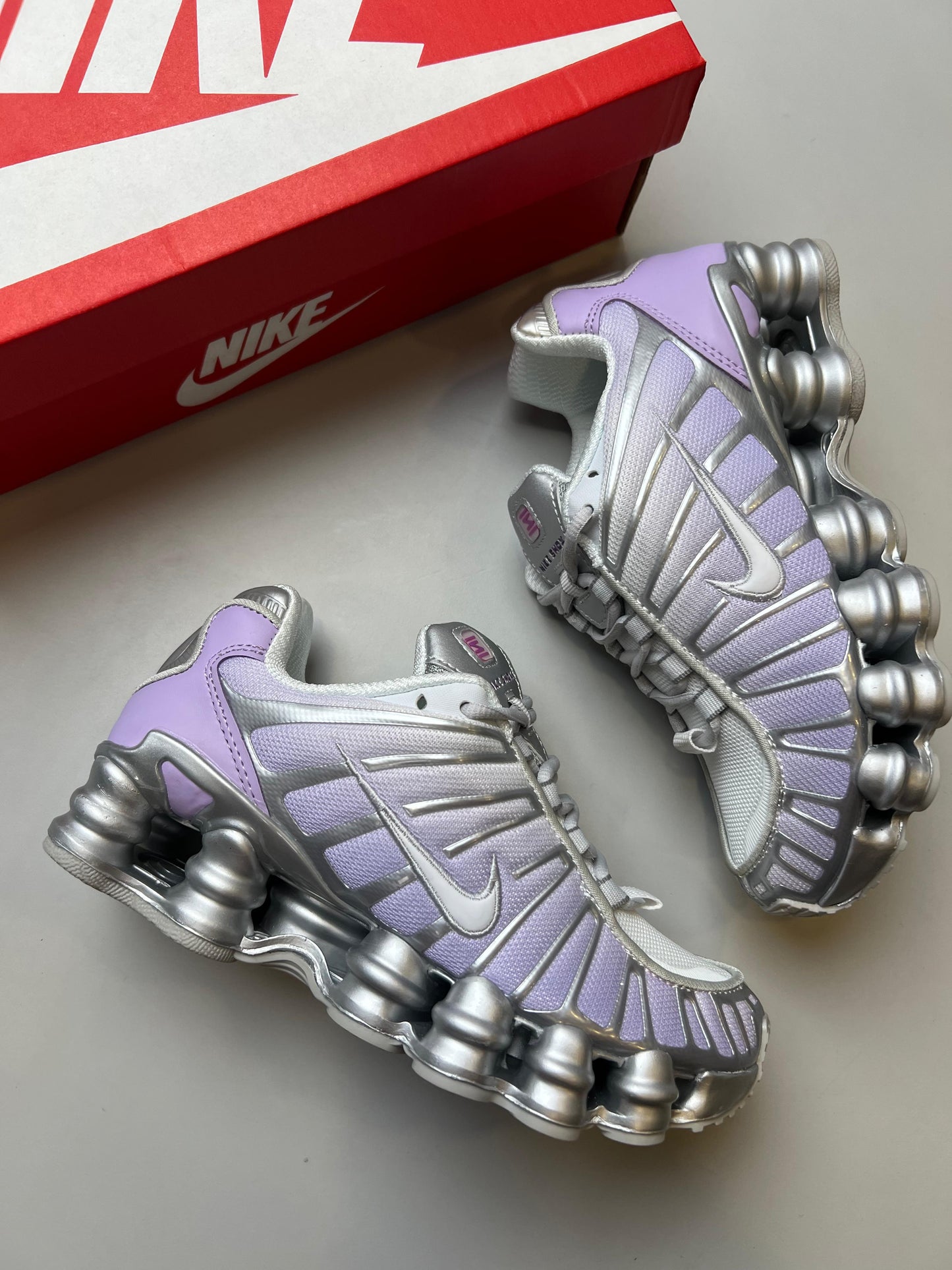 Shox plateadas y moradas logo blanco contorno plateado