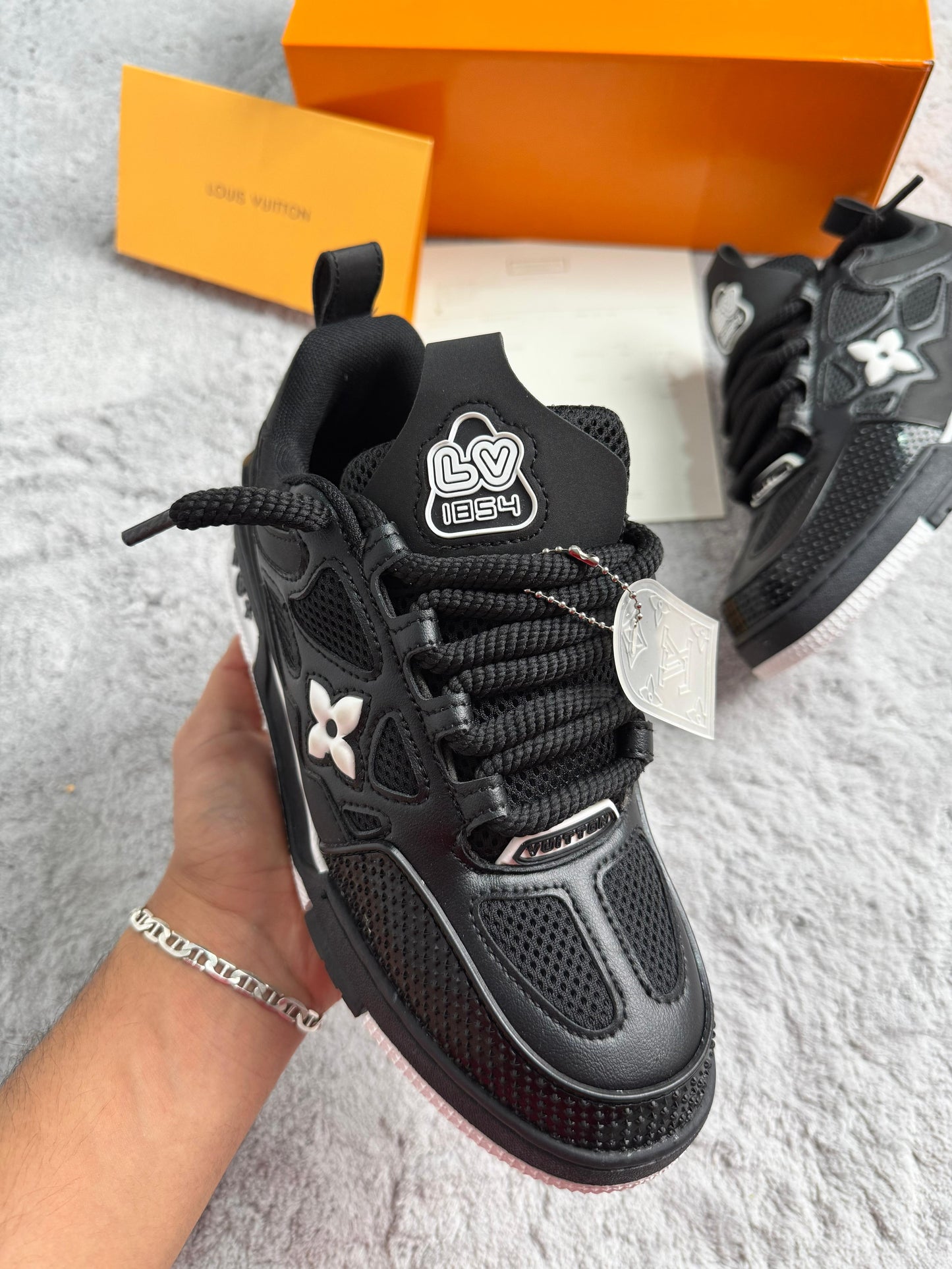 Louis vuitton SKATE 2025 negra y blanco logo blanco