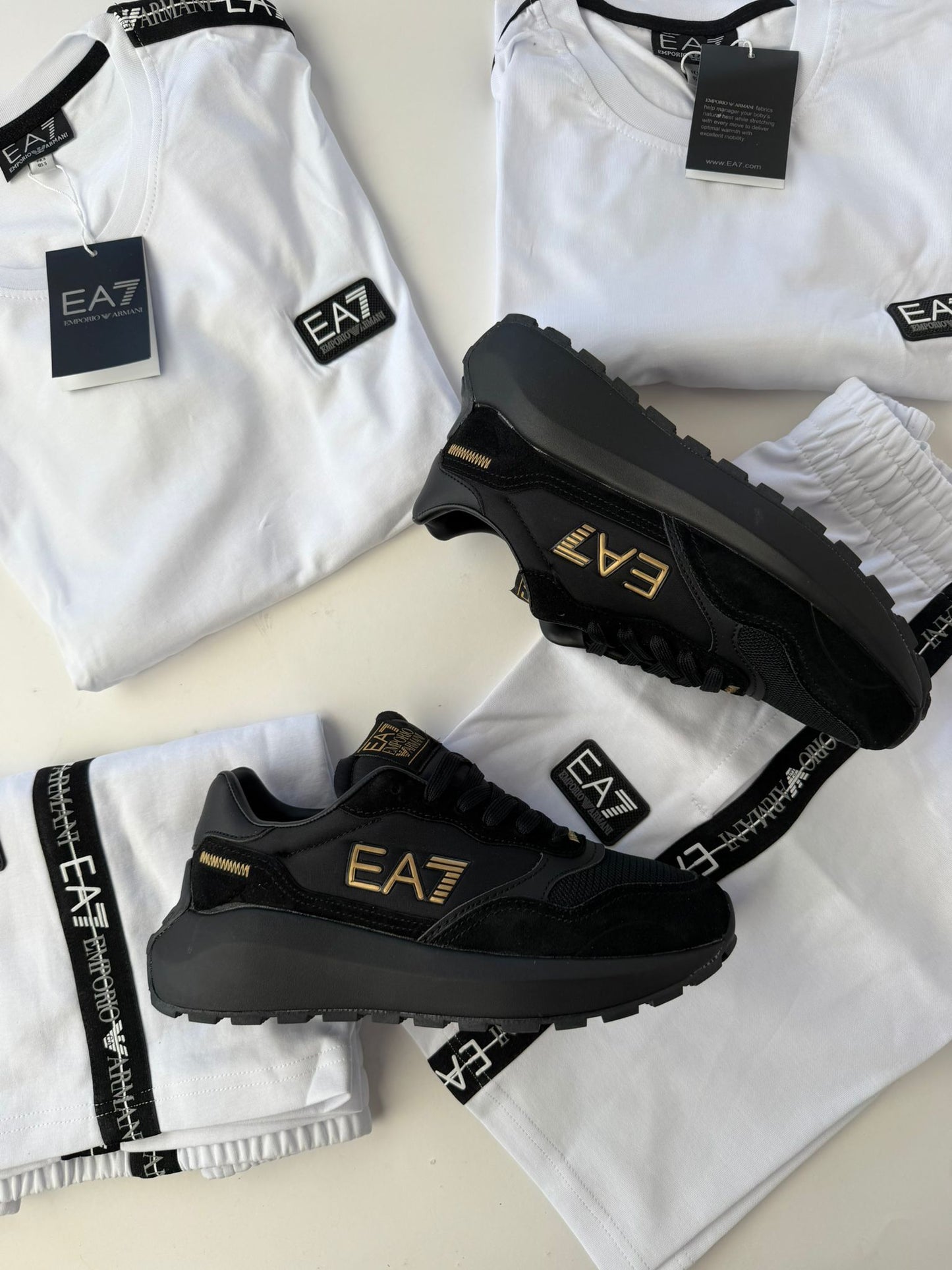 Armani negras logo dorado