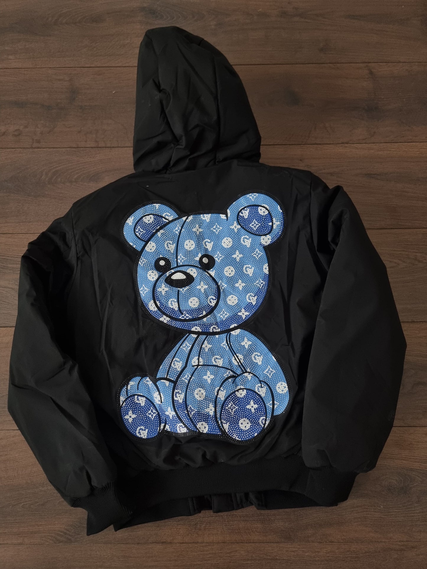 Abrigo negro oso azul LV