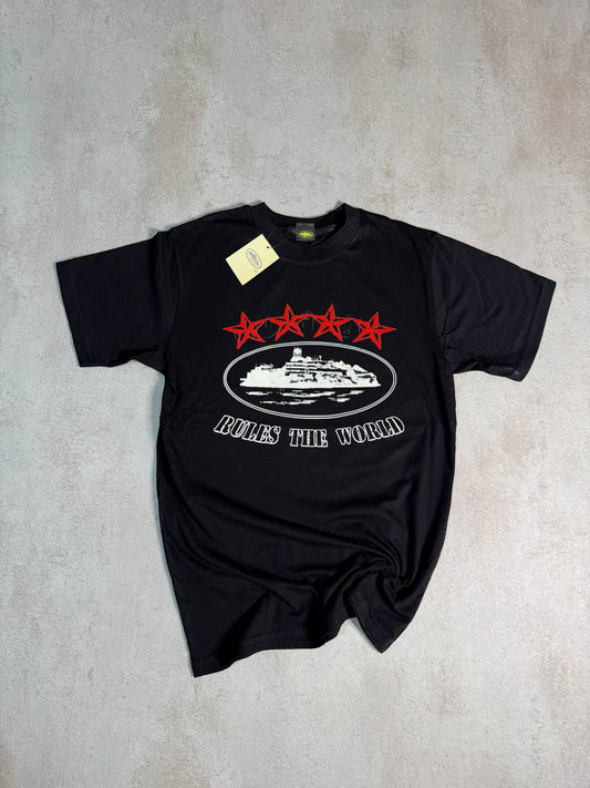 Camiseta Corteiz negro logo blanco detalles rojos