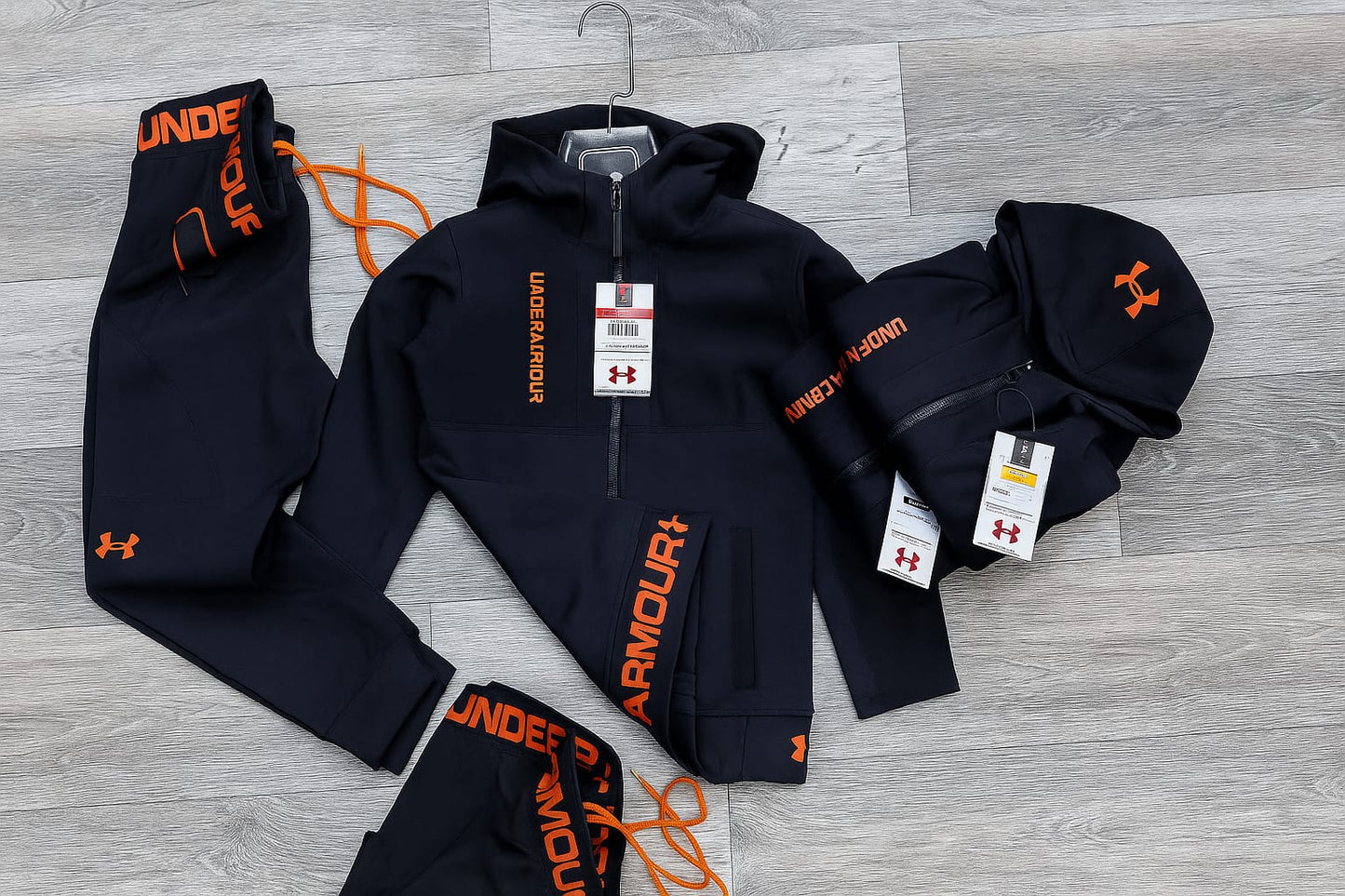 Chandal under armour negro logo naranja