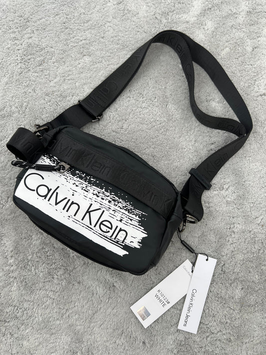 BANDOLERA Calvin Klein negra y blanco logo negro