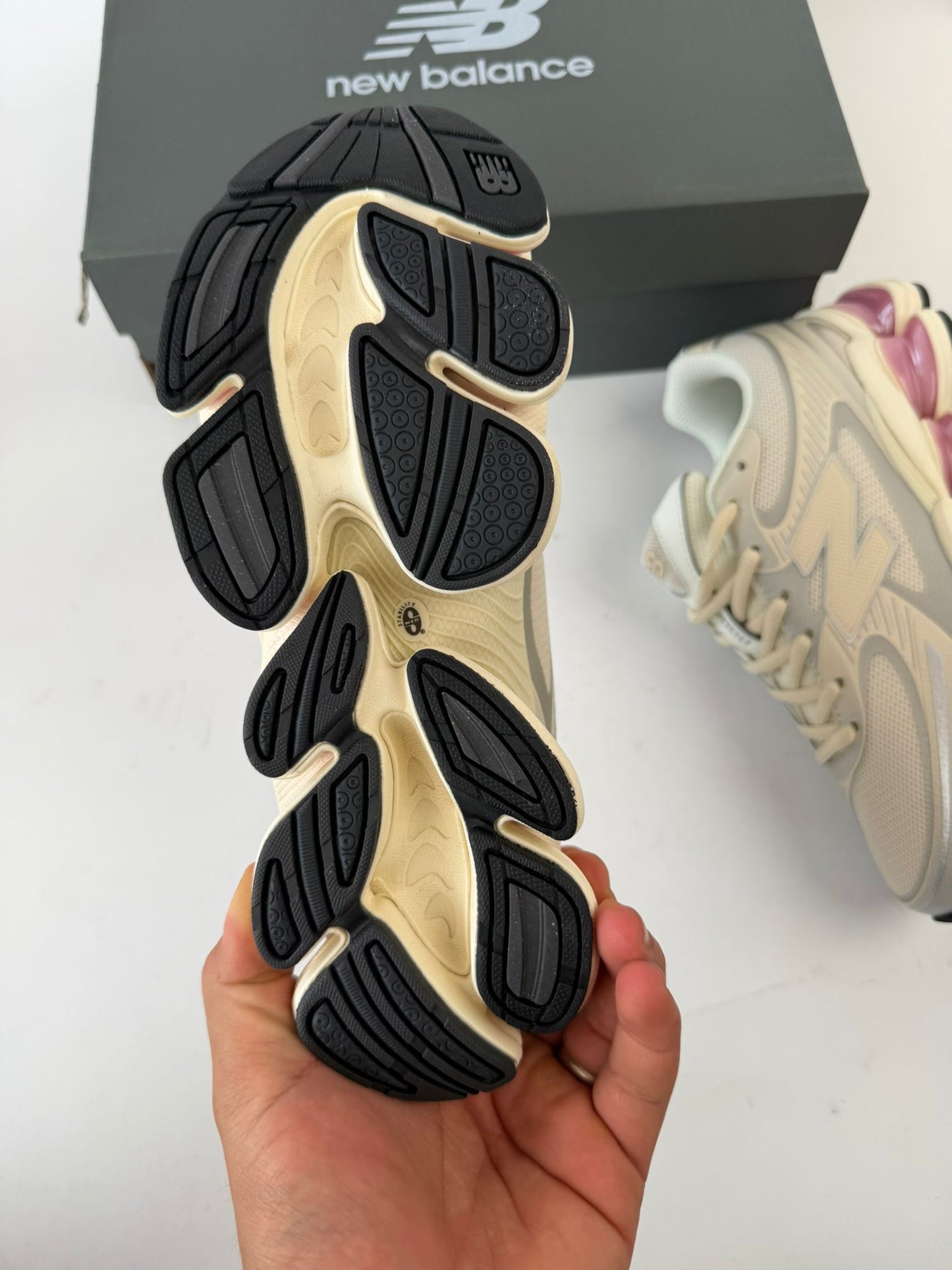 New Balance 2000 beige detalles grises y rosas