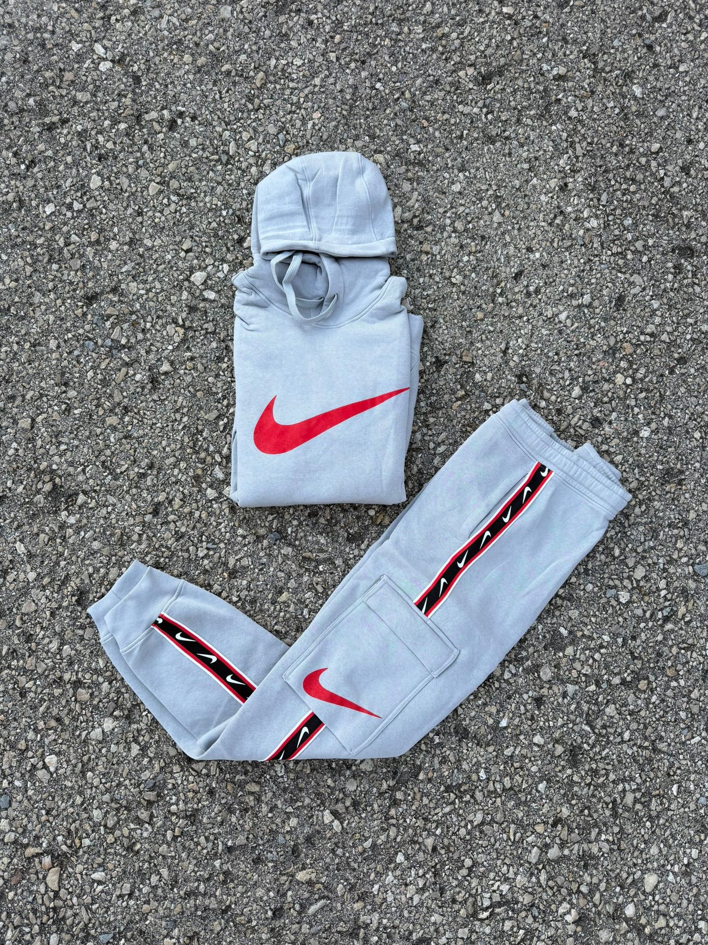 Chandal nike gris logo rojo linea negra y roja