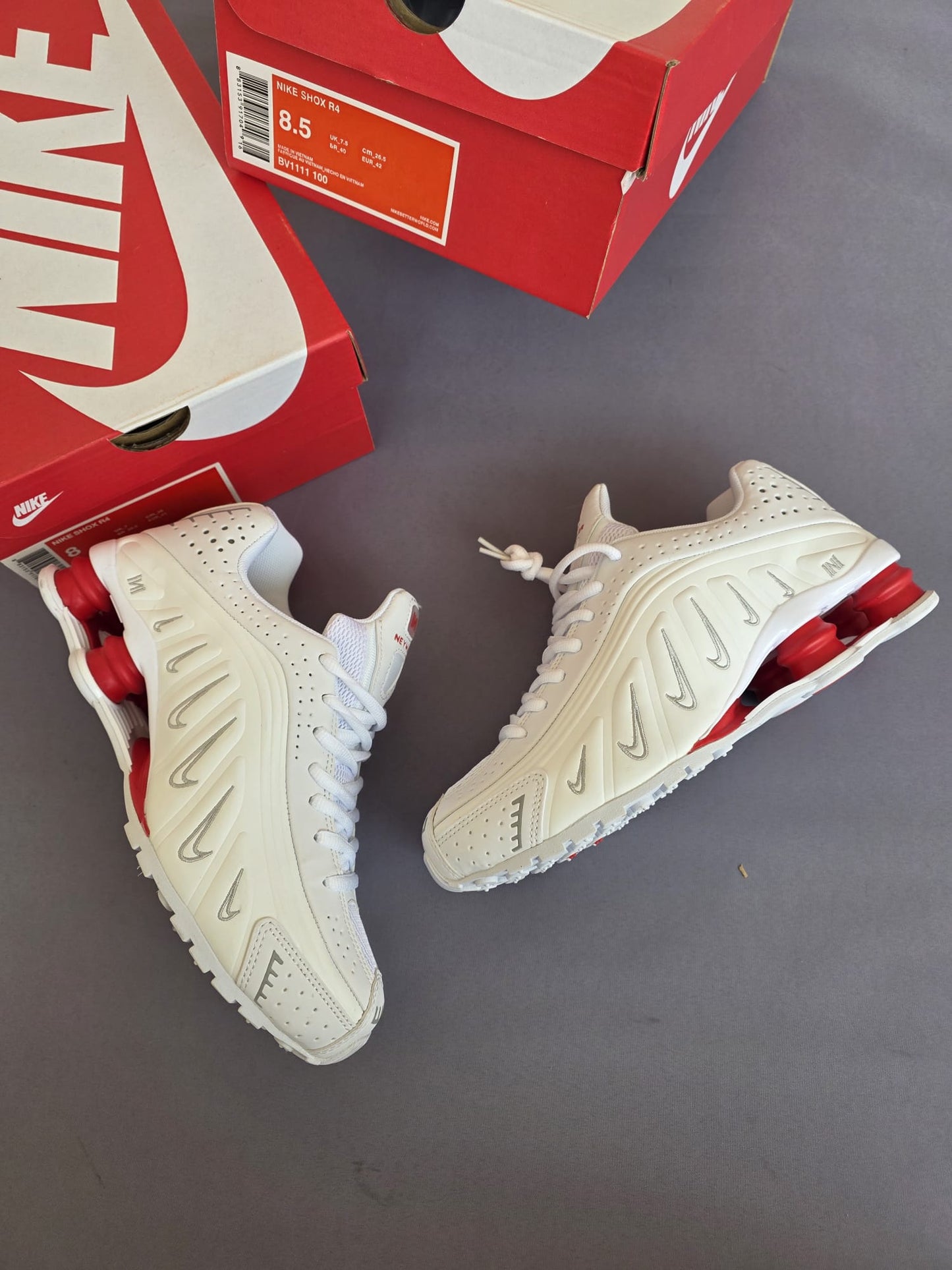 Shox r4 blancas logo rojo detalles grises