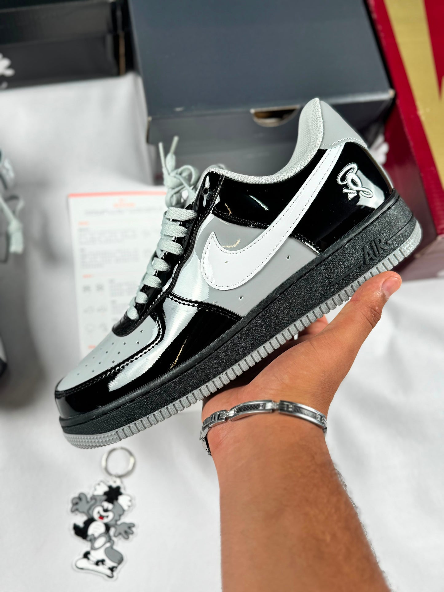 Air Force x Central Cee grises y negras logo blanco