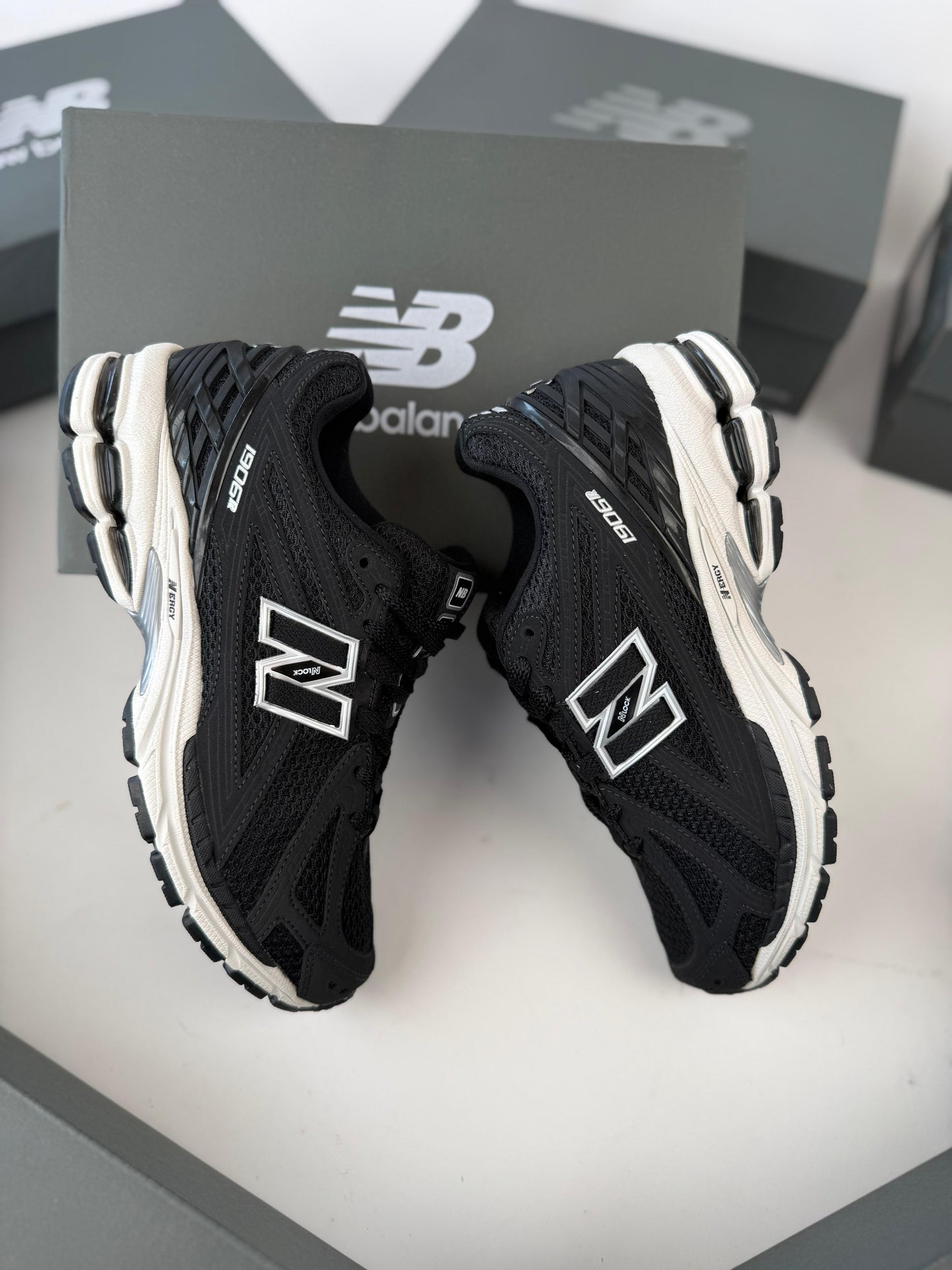 New Balance 1906R negras detalles blancos