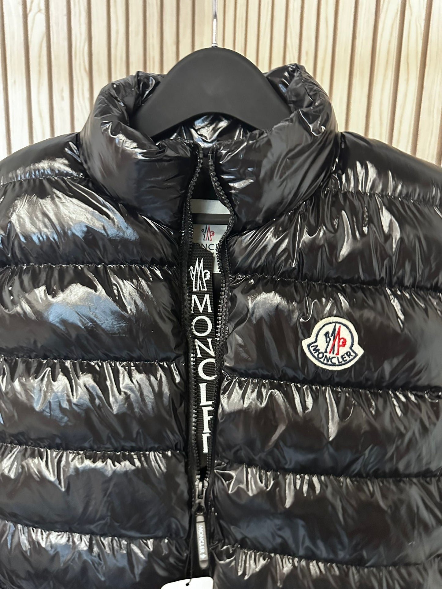 Chaleco moncler brillante logo tricolor