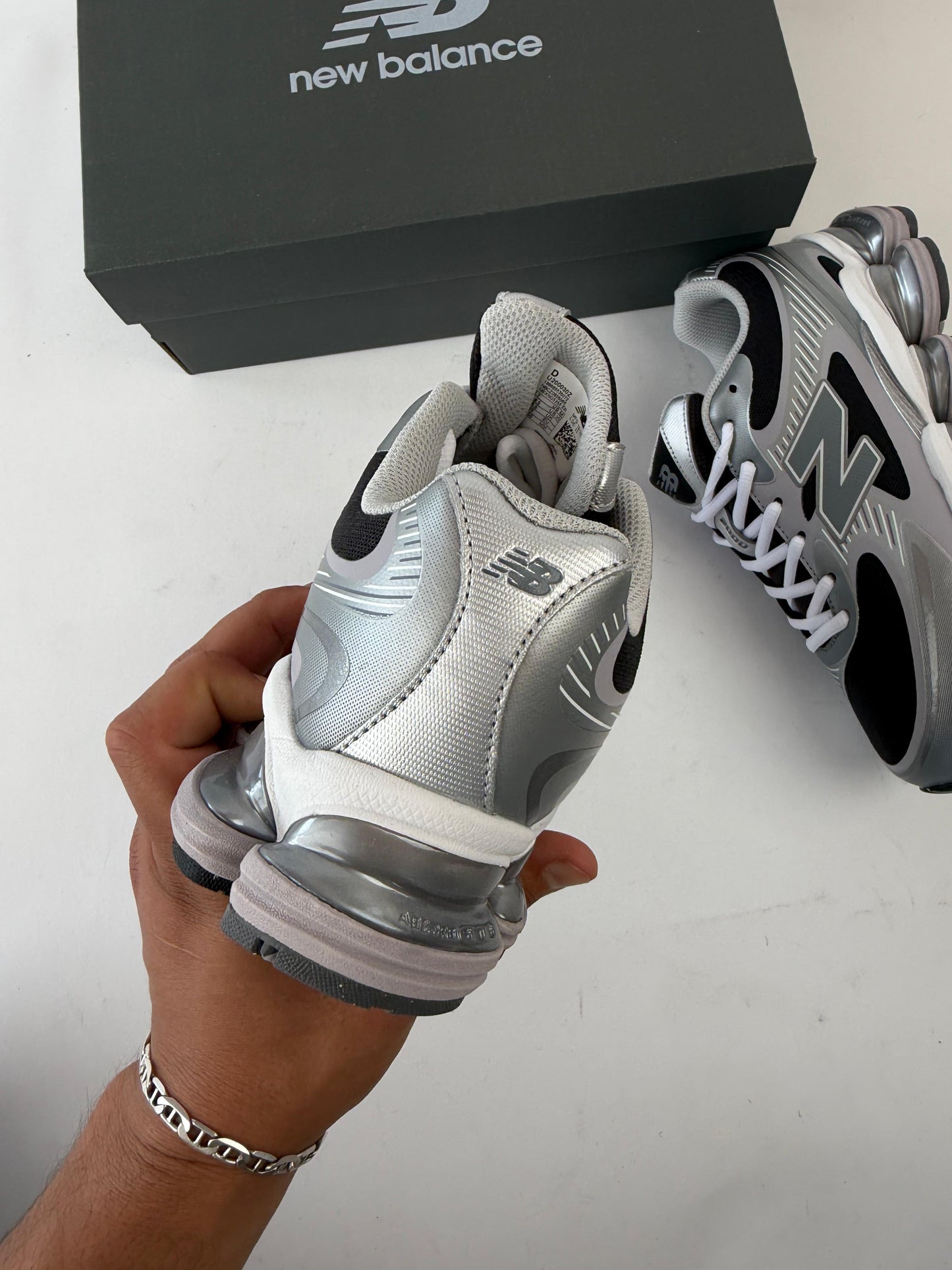 New Balance 2000 grises detalles negros y blancos