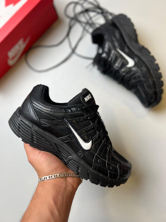 Nike P-6000 negras logo banco