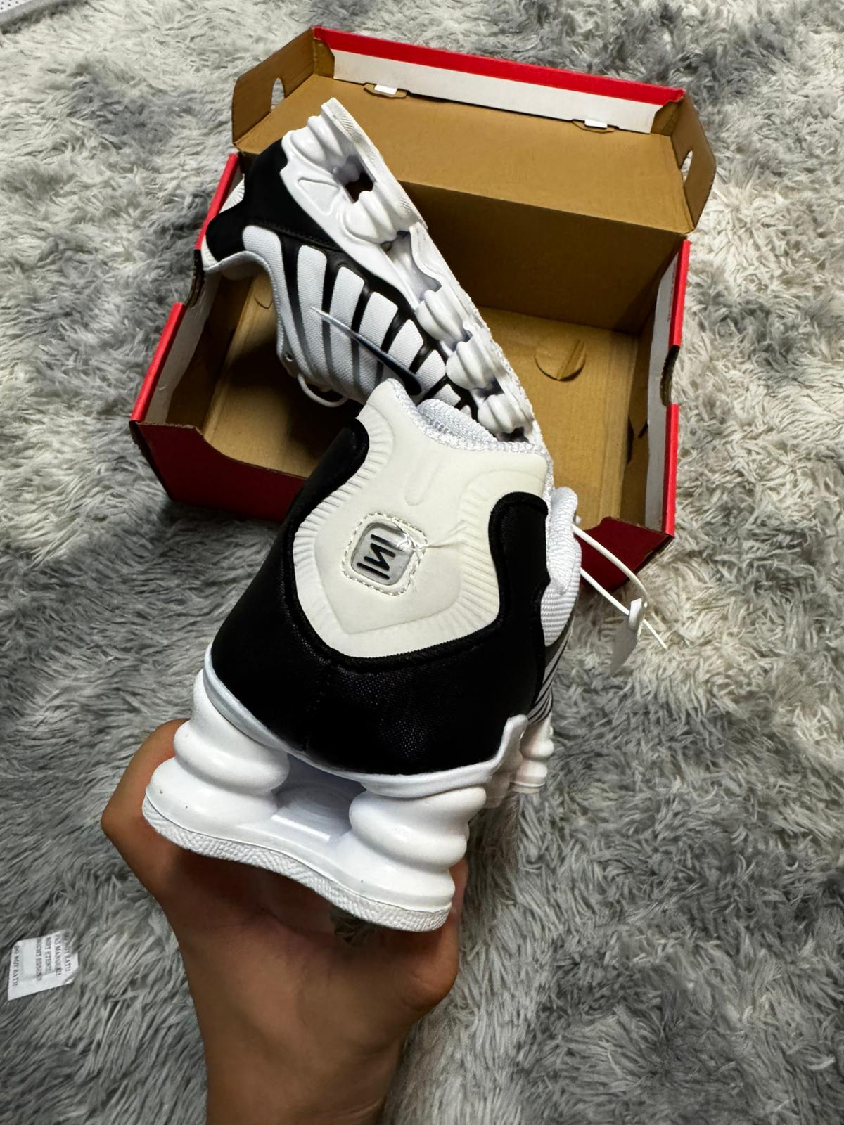 Shox blancas y negras logo negro