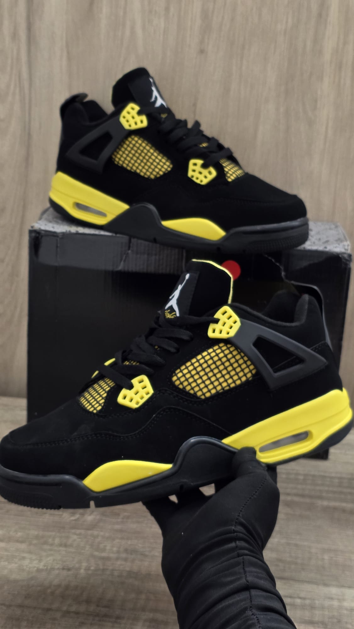 Jordan 4 negra suela amarilla