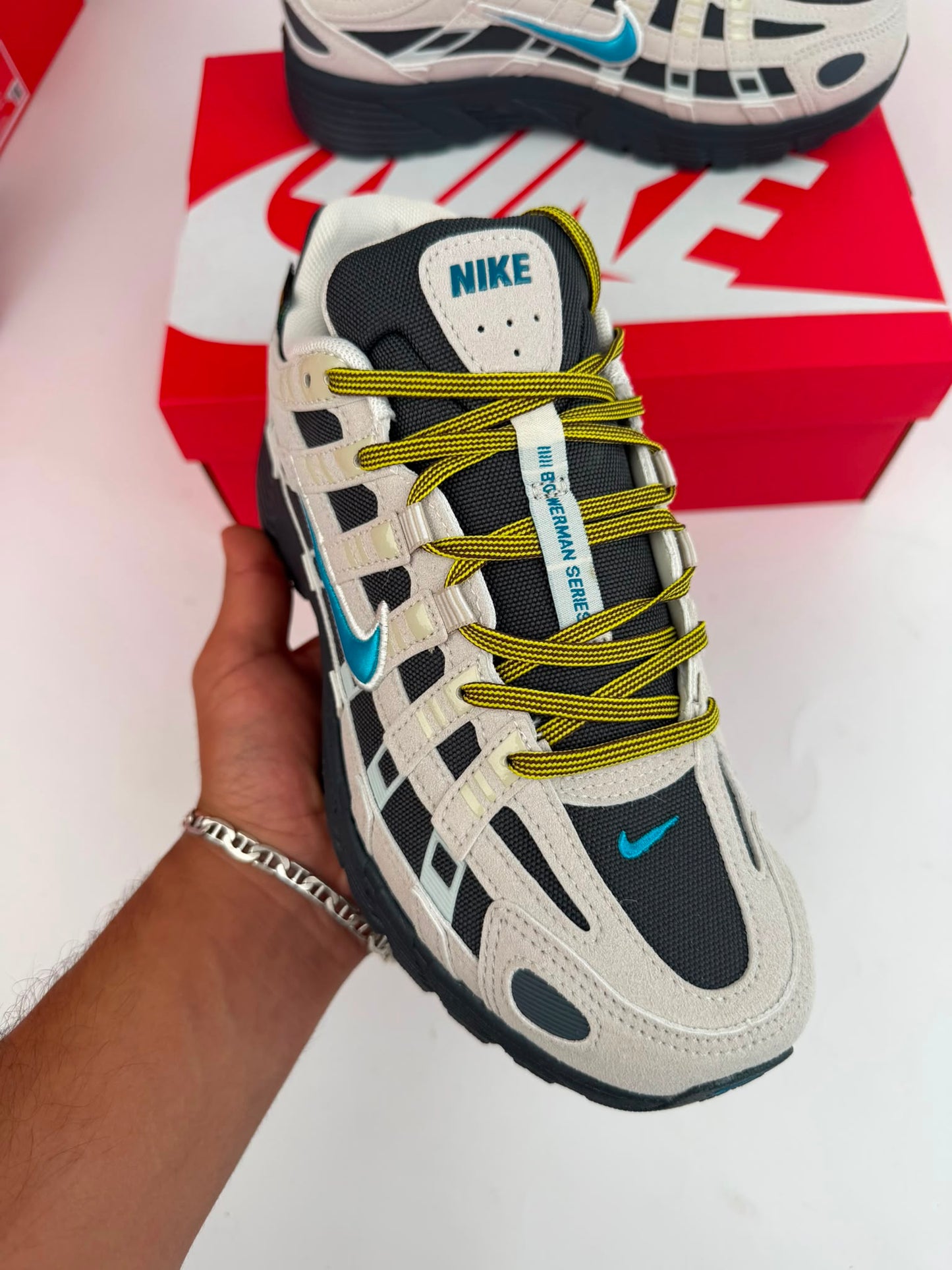 Nike P-6000 negras y amrrones logo azul contorno blanco