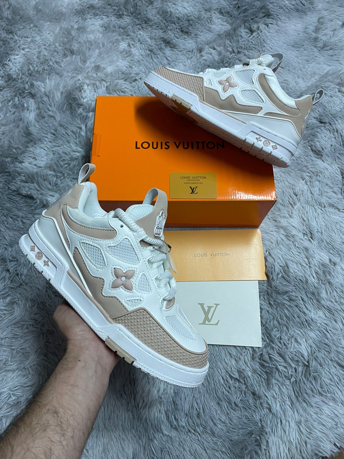 LOUIS VUITTON skate blanca y marron