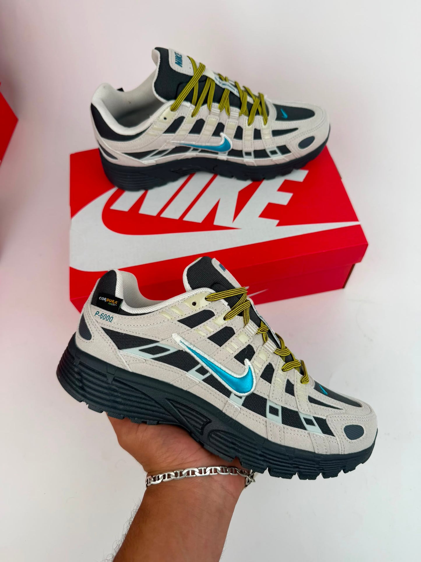 Nike P-6000 negras y amrrones logo azul contorno blanco