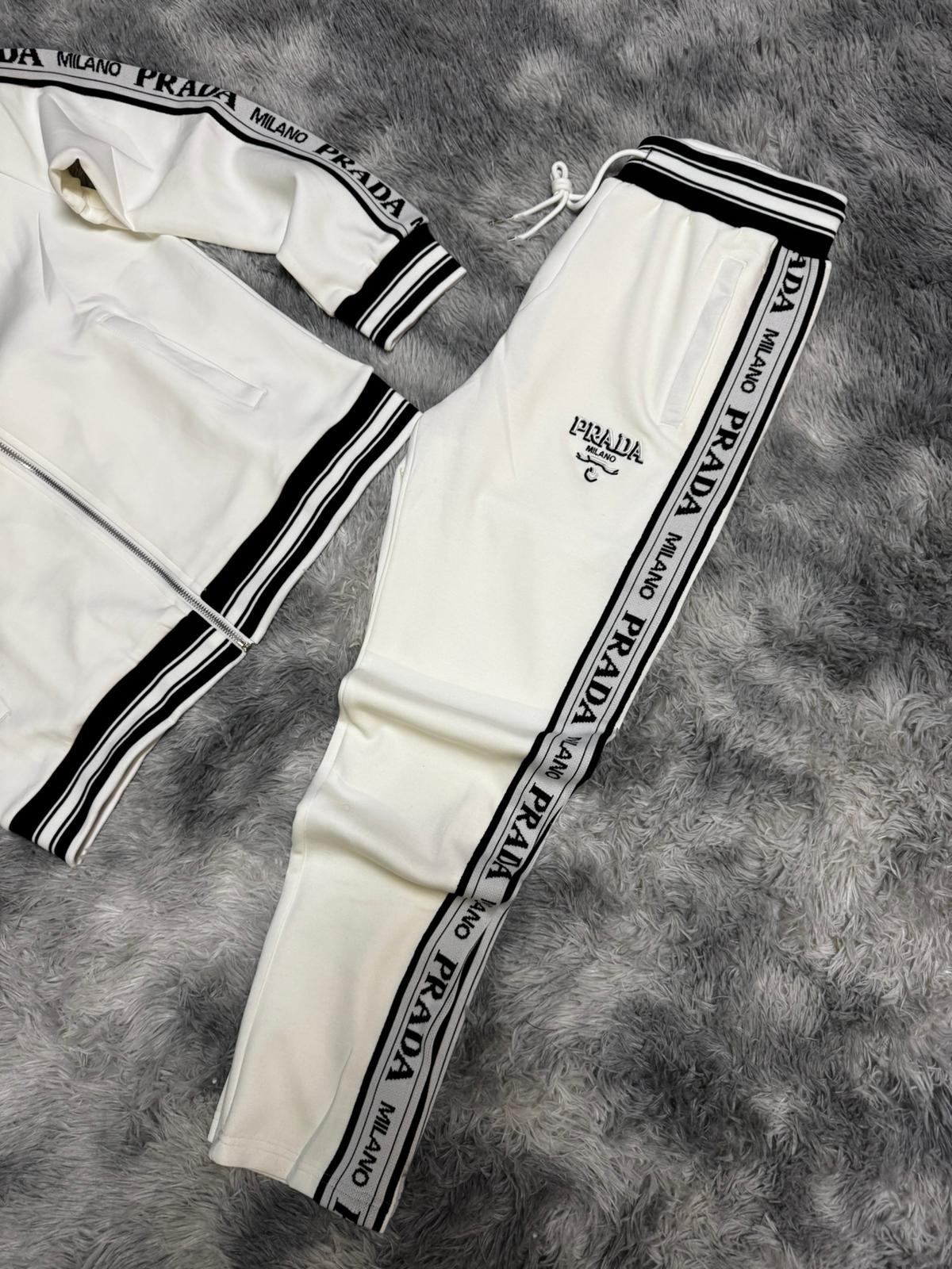 Chandal Prada blanca logo negro detalles laterales